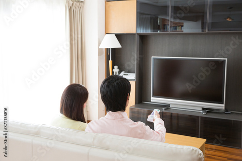テレビを見る夫婦