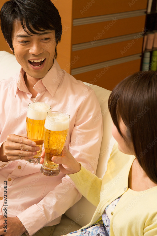 乾杯をする夫婦 乾杯をする夫婦