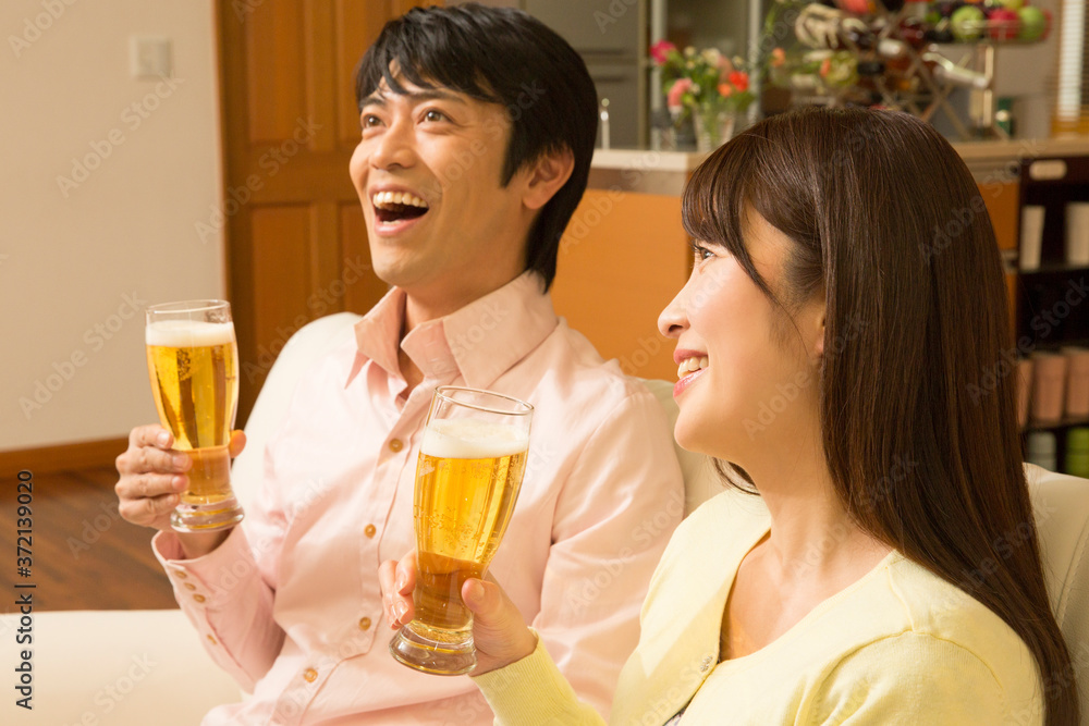 乾杯をする夫婦 乾杯をする夫婦