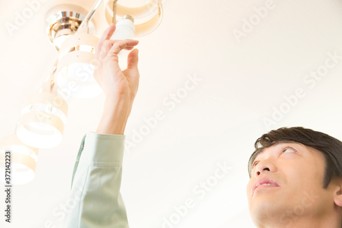 Wallpaper Mural 電球交換する男性作業員 Torontodigital.ca