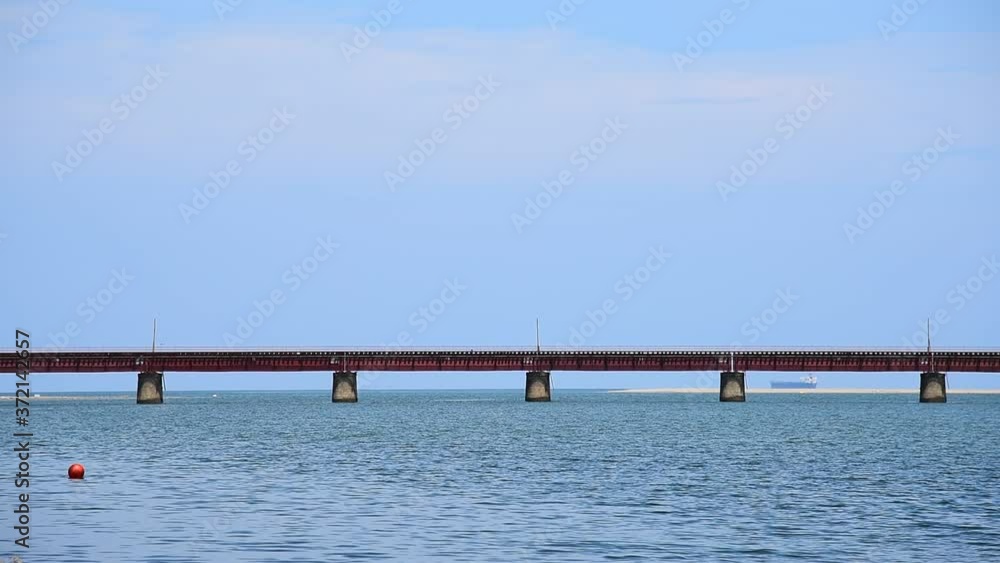 夏の由良川橋梁と列車