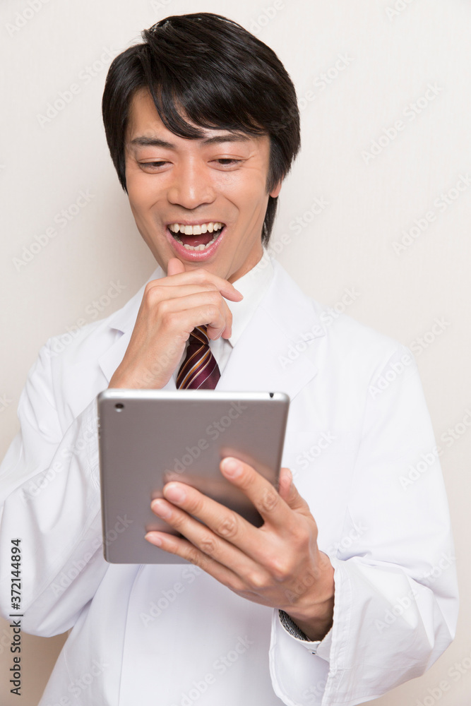 タブレットＰＣを見る医師