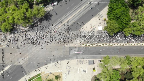 Vista aérea cenital de una multitud, vestidos todos de blanco, marchando sobre el Paseo de la Reforma. photo