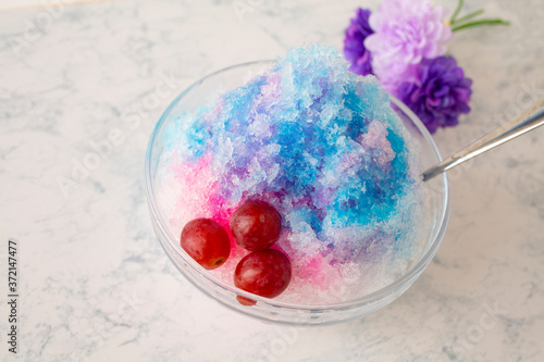 かき氷 アイス シロップ 冷たい 夏 季節 甘い 葡萄 ぶどう テーブル