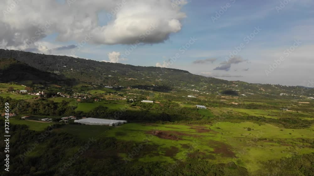 Vista aérea de una población rural asentada en las faldas de una montaña en el Estado de México