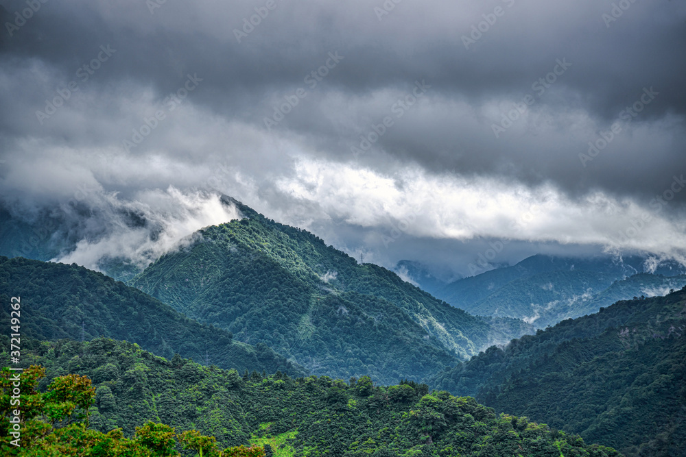 【福島県 会津】雲と霧に覆われた山岳地帯