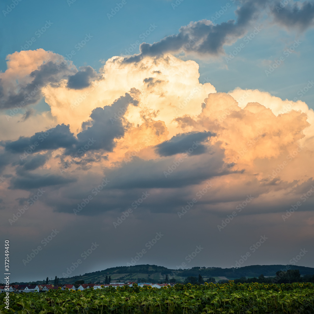 Obraz premium Dramatic cloud in orange tones in Burgenland