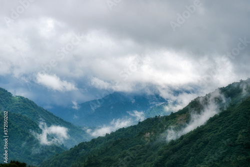 【福島県 会津】雲と霧に覆われた山岳地帯