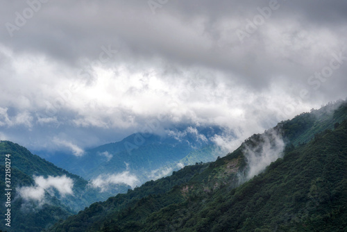 Fototapeta Naklejka Na Ścianę i Meble -  【福島県 会津】雲と霧に覆われた山岳地帯