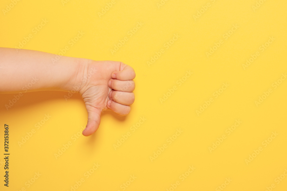 Naklejka premium Hand gestures for expressing emotions on colored surface
