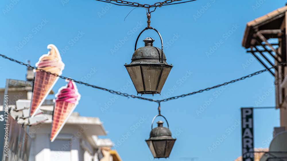 Strassenlaterne in Grau du Roi, Occitanien, Frankreich