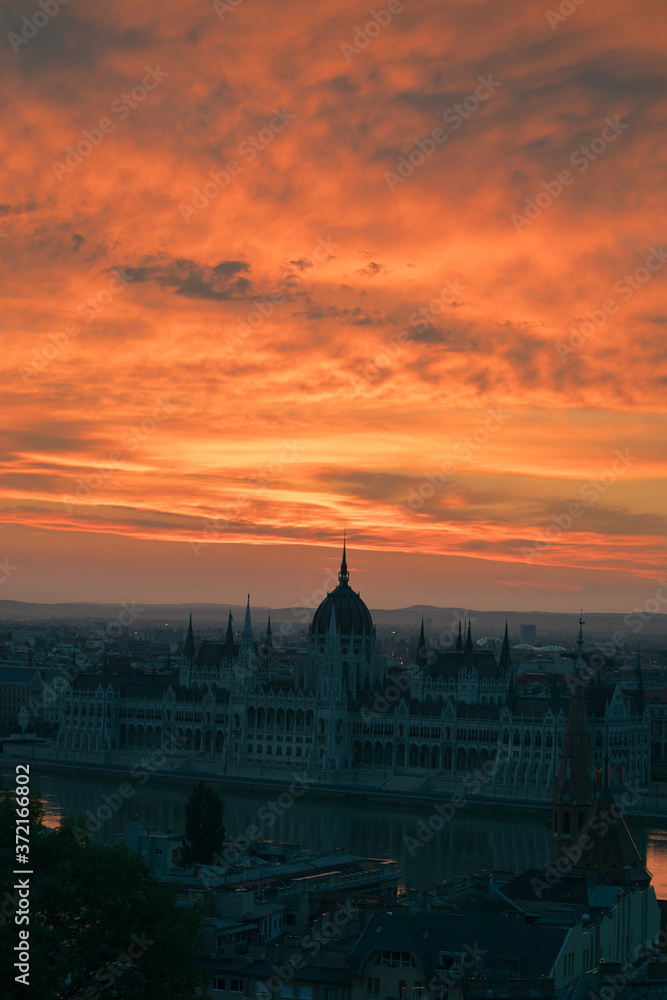 Ungarisches Parlamentgebäude in Budapest vor aufgehender Sonne 