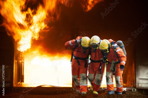 Firefighters are helping workers by pulling out of the burning building. photo