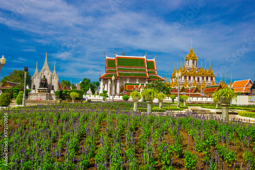 Background of important religious attractions in Bangkok (Loha Prasat or Wat Ratchanatdaram) is a beautiful golden pagoda, tourists all over the world always come to see the beauty in Thailand.