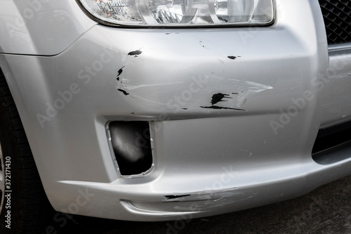 自動車の傷ついたバンパー © kai