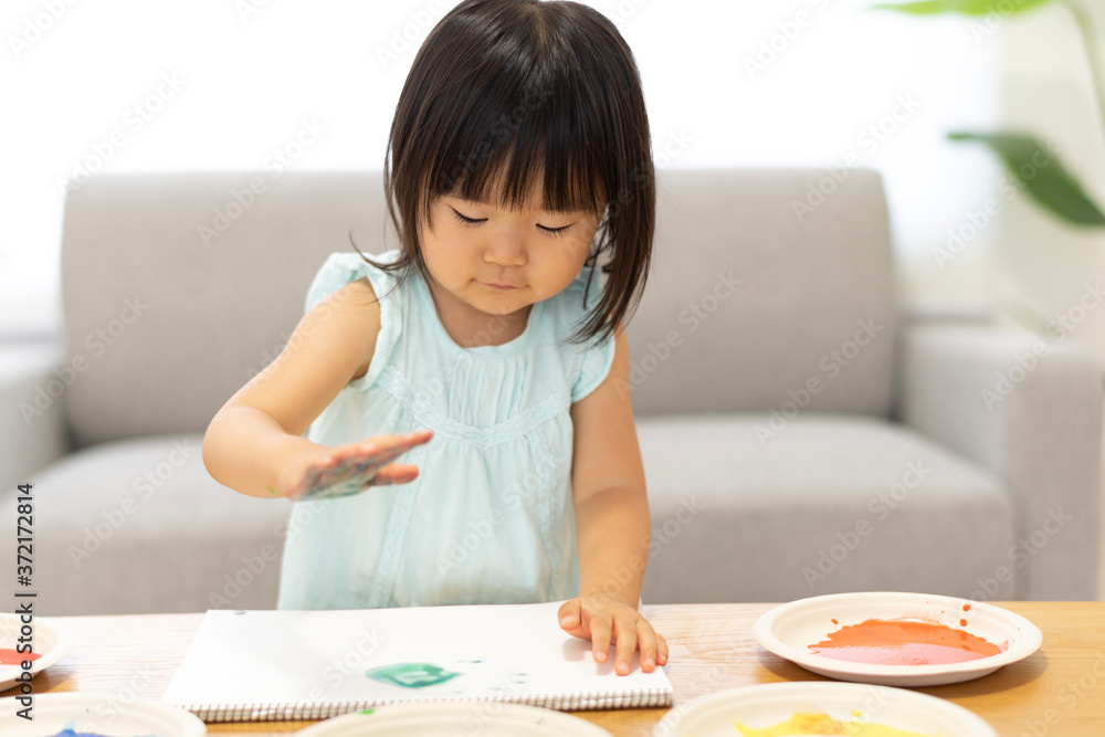 子供のフィンガーペインティング遊び 子供のフィンガーペインティング遊び