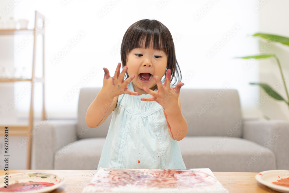 子供のフィンガーペインティング遊び 子供のフィンガーペインティング遊び