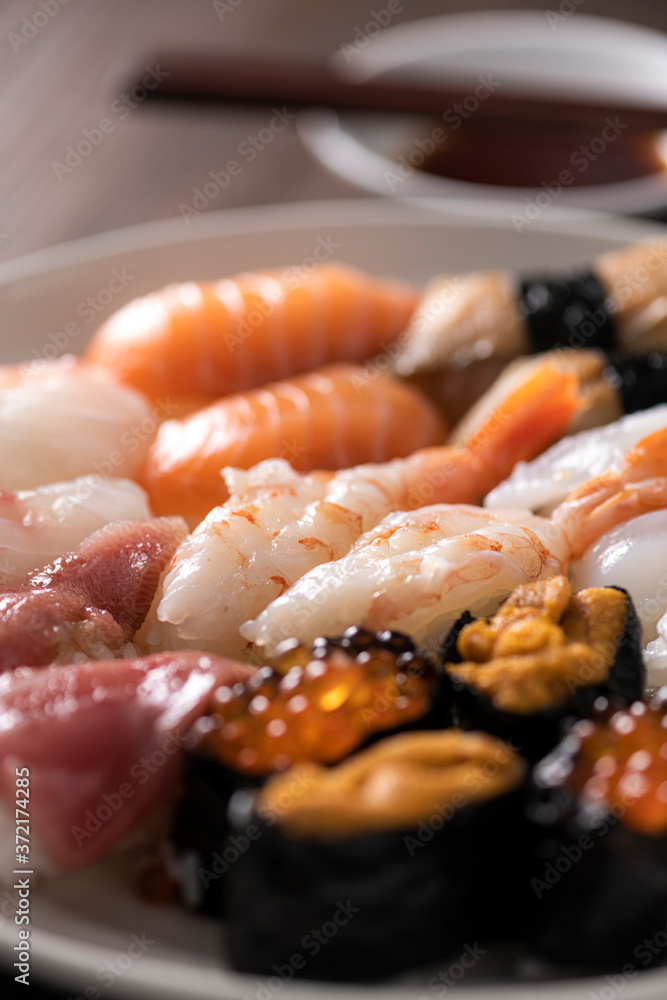 皿に盛った寿司