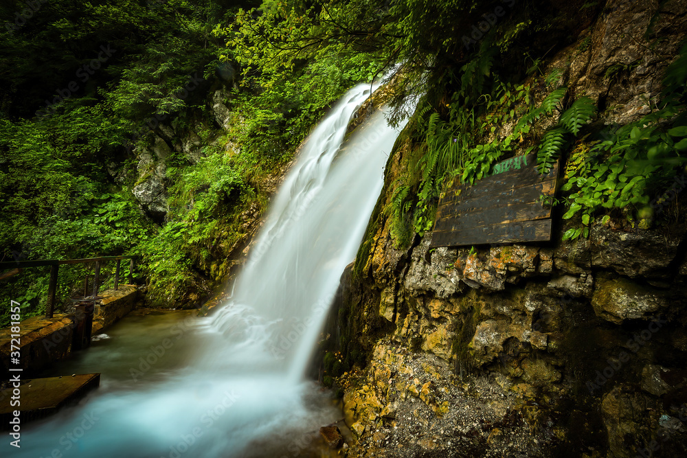 Φωτογραφία Cascada Urlatoarea Busteni (Urlatoarea waterfall) Howling in Bucegi mountains, Romania near to Sinaia