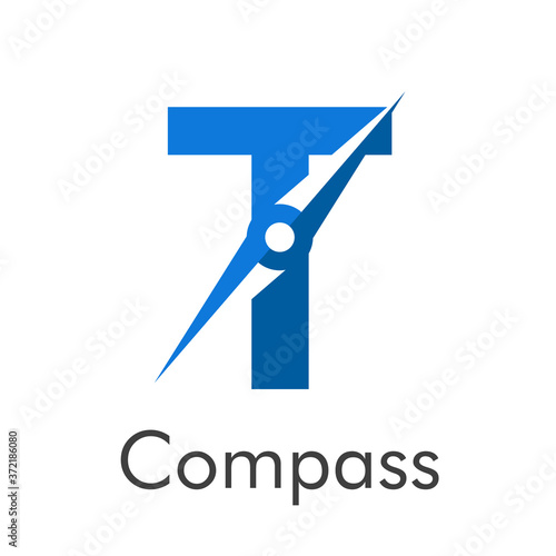 Letra inicial T con flecha como logotipo de brújula en color azul con palabra Compass en color azul