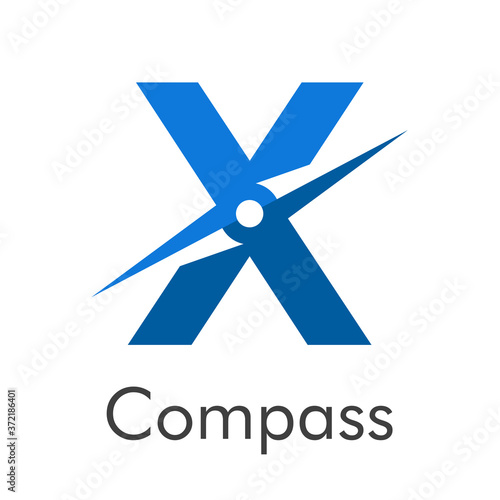 Letra inicial X con flecha como logotipo de brújula en color azul con palabra Compass en color azul