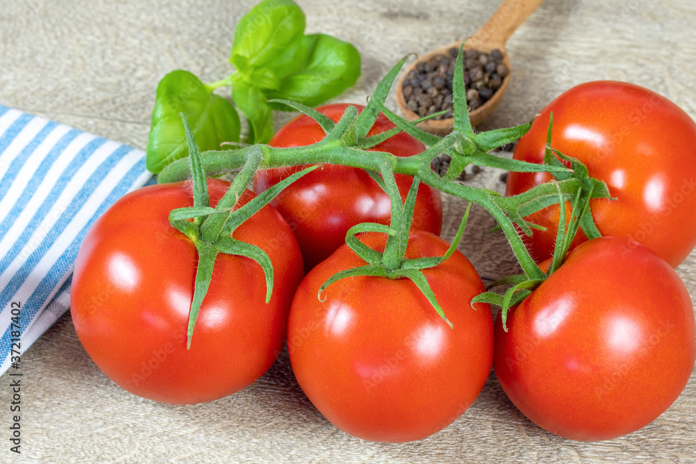 grappe de tomates et basilic sur une table grappe de tomates et basilic sur une table