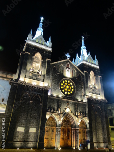 BAÑOS. ECUADOR.  BasIlica CatOlica Nuestra Señora del Rosario de Agua Santa