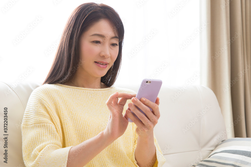 スマホを見る女性 スマホを見る女性
