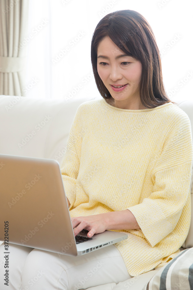 ノートパソコンをする女性 ノートパソコンをする女性
