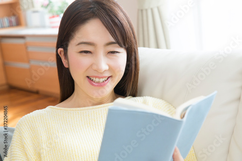 本を読む女性