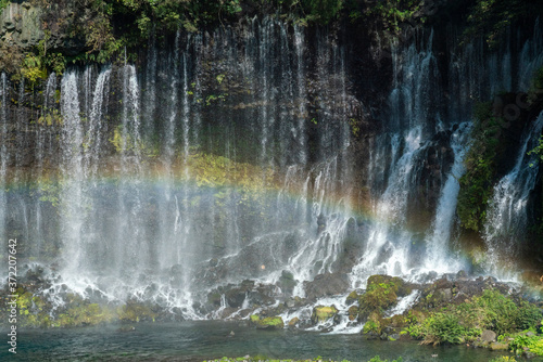 虹のかかった白糸の滝