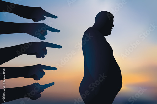 Concept de la discrimination et du harcèlement moral envers les gros, avec un homme obèse montré du doigt et rejeté.