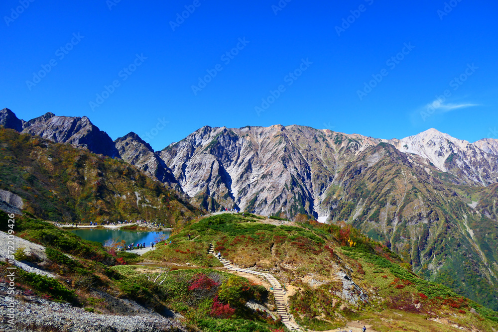 Fototapeta premium 中部山岳国立公園、秋の八方池と白馬三山。長野、日本。10月上旬。