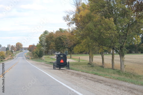 カナダのオンタリオ州セント・ジェイコブスで電気や自動車を使わない昔ながらの生活を送るメノナイトの人たちの交通手段の馬車。映画でで有名になったアメリカのアーミッシュは、もっと厳格。