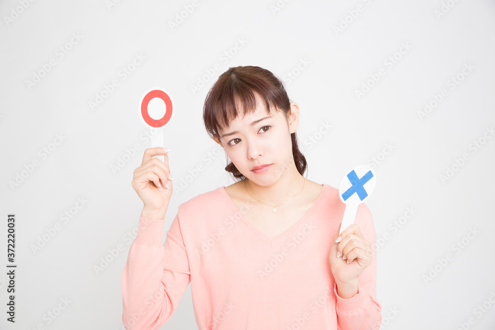 丸バツプレートを持つ女性 丸バツプレートを持つ女性