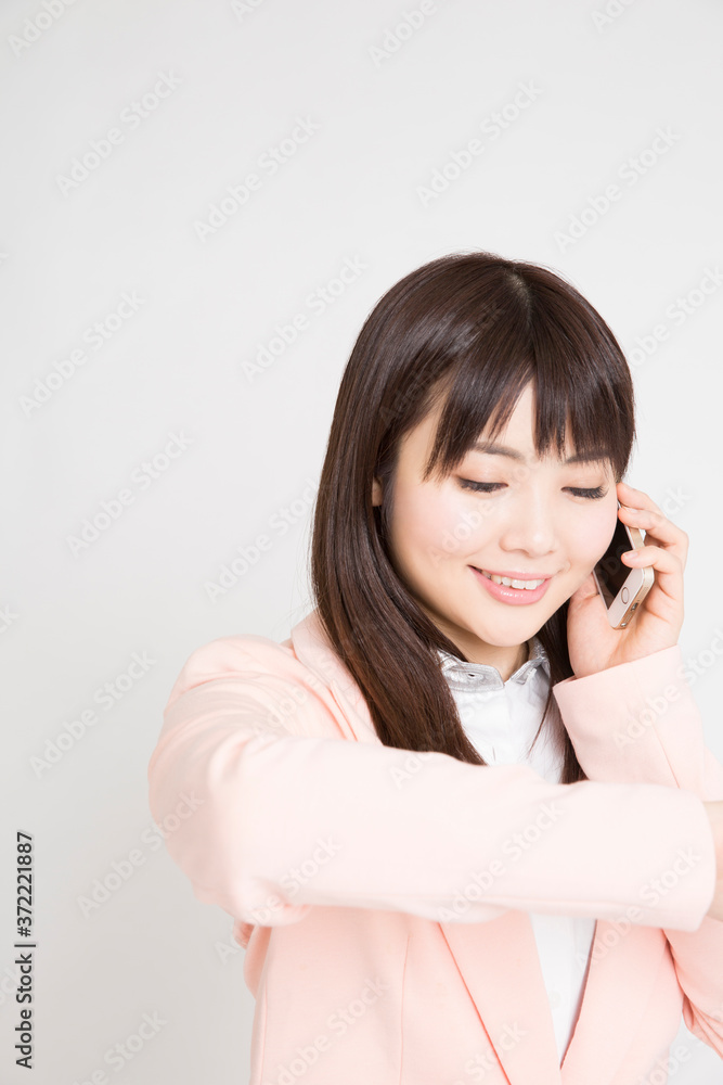 電話をするOL 電話をするOL