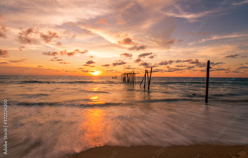 Naklejka premium Beautiful scene of seascape with dramatic cloudy sky in sunset time