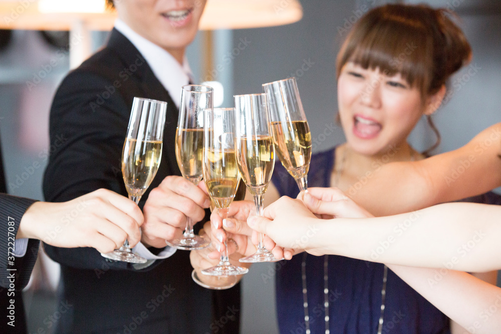 乾杯する男女