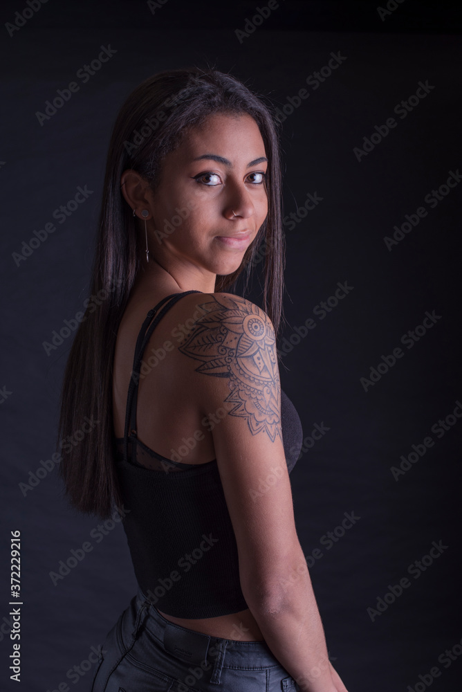 chica brasileña posando en fondo negro chica brasileña posando en fondo negro