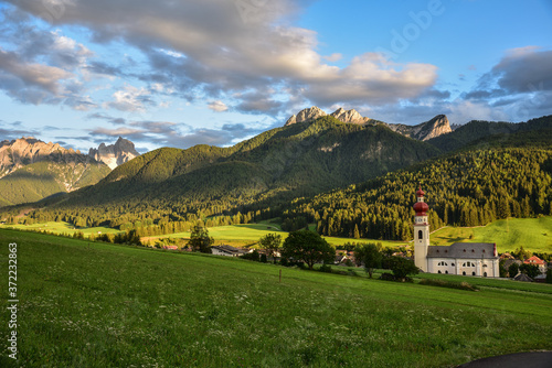 Villabassa, Val Pusteria e panoramica della vallata con chiesa in primo piano