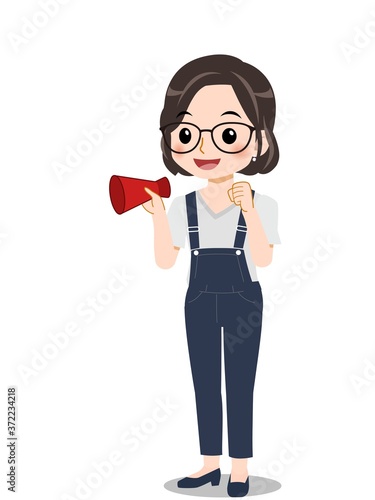 応援する眼鏡の女性