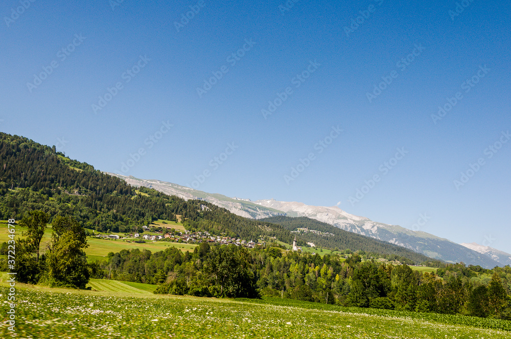 Fototapeta premium Rheinschlucht, Rhein, Ruinaulta, Fluss, Schlucht, Ilanz, Reichenau, Vorderrhein, Flussbett, Surselva, Wanderweg, Bergstrasse, Graubünden, Sommer, Alpen, Schweiz