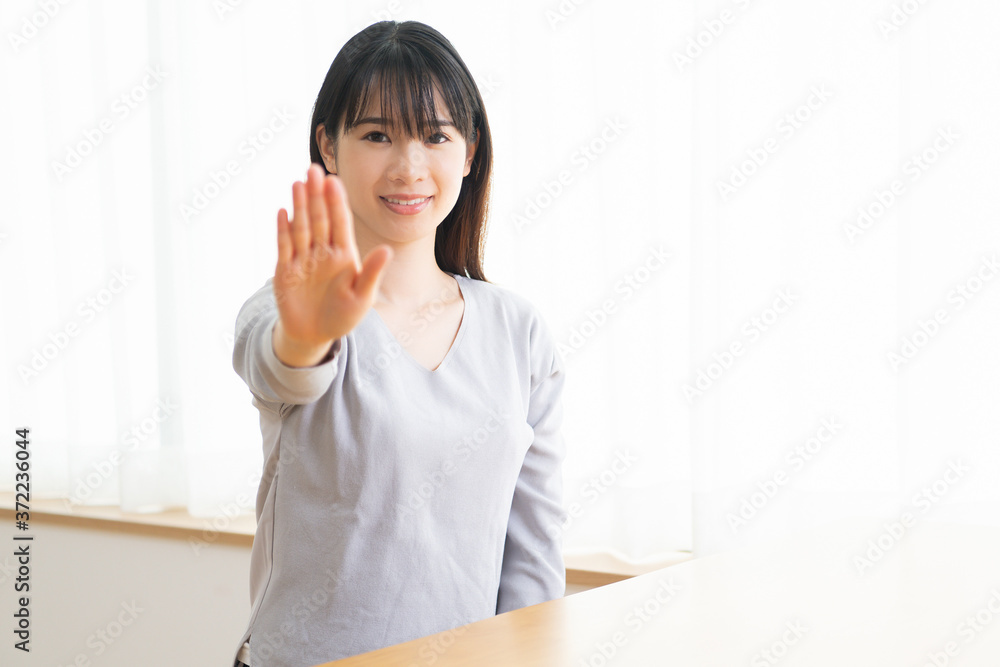 NGのサインを作る若い女性