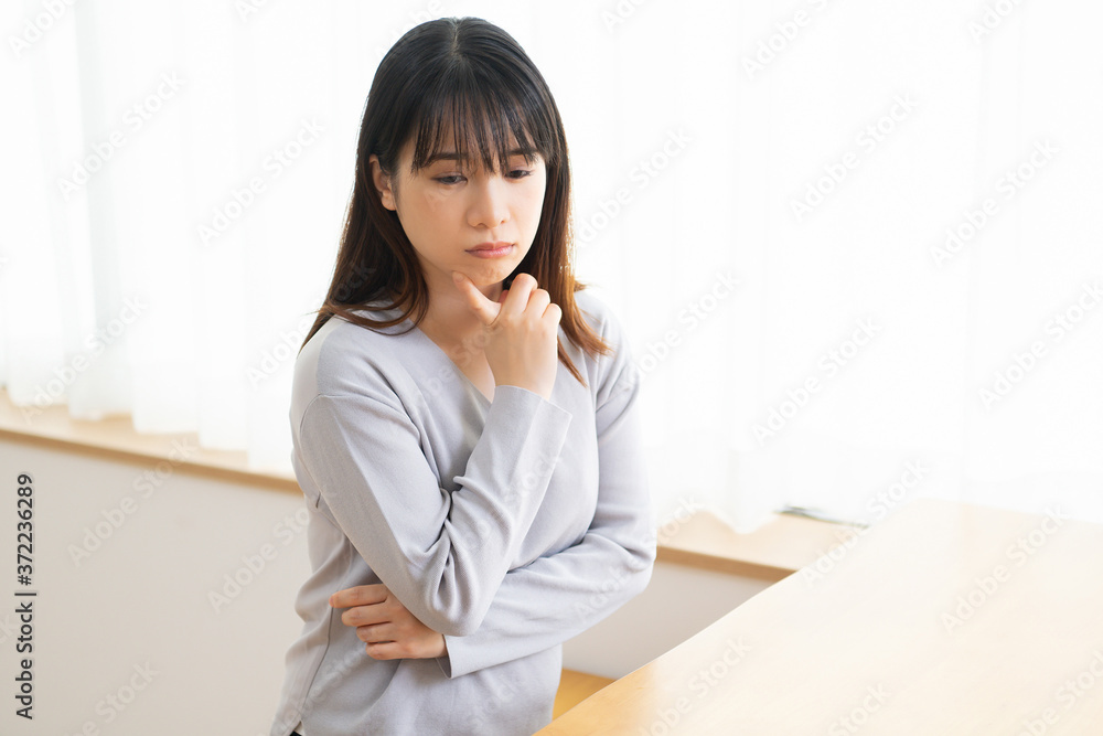 悩み事を抱える若い女性 悩み事を抱える若い女性