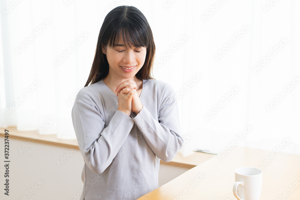 お願いをする若い女性 お願いをする若い女性