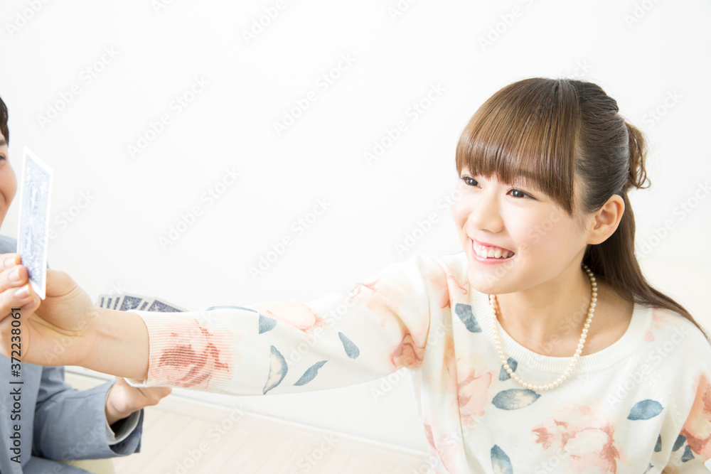 トランプで遊ぶ女性 トランプで遊ぶ女性