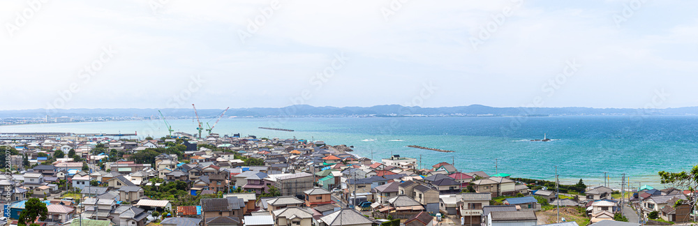 崖観音から見る館山市の街並みと青い海