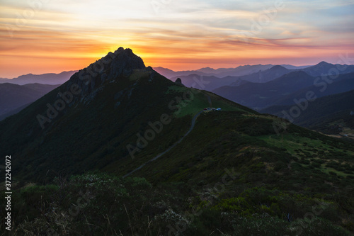 Sunrise in the Picos de Europa in the Llesba lookout © Beatriz