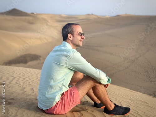 Jeune homme dans le désert © Mathieu