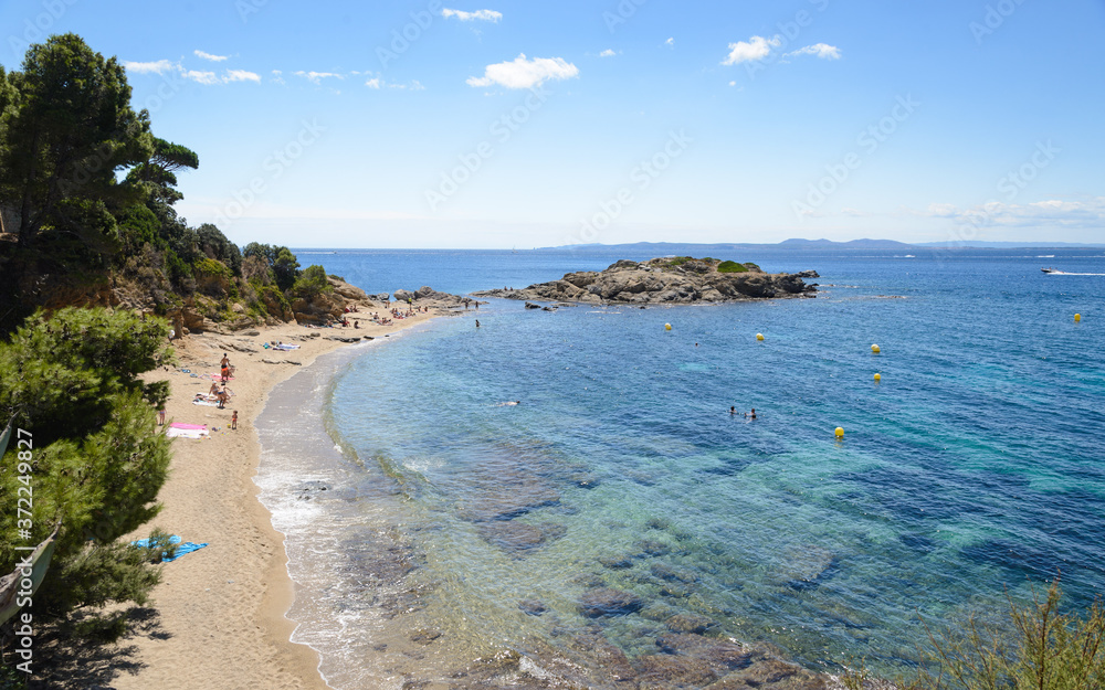 Paisaje de la Costa Brava en Parque Natural de Cap de Creus, Alto Empordan, un dia soleado y de mar en calma, Cataluña, España